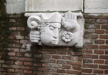 22628 Afbeelding van de console op de Oudegracht te Utrecht ter hoogte van nr. 184 voorstellende een bisschopshoofd ...